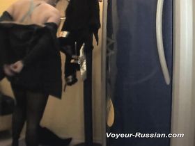 Подсматривать за голенькими куколками приятно