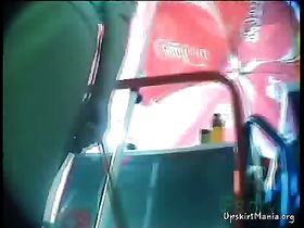 В жаркую погоду под юбки девушек проникает скрытая камера