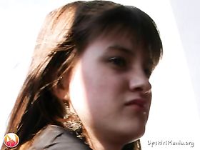 Джинсовая короткая юбка привлекла внимание любителя трусиков