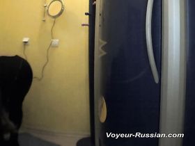 Очаровашка вызывающе вела себя даже в раздевалке