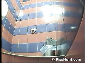 Присела и пописала в унитаз