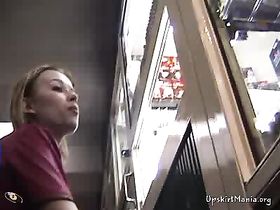 Девушка в очереди засветилась на камеру своими булочками 