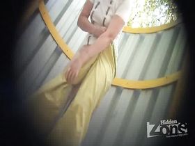 Сексуальная крошка эротически танцует голышом в раздевалке