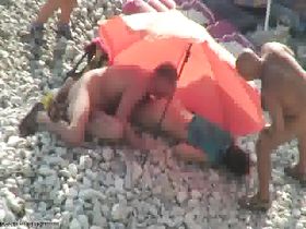 Нудистская компания отдыхает на берегу