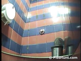 Девица очень старается когда писает