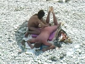 Пара молодожёнов проводит медовый месяц на пляже нудистов