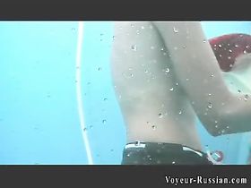 Молодая девушка с классными сиськами и бритой пиздой моется в душевой после пляжа