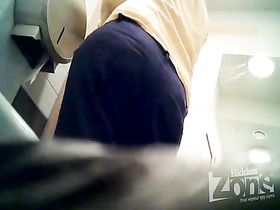 Девушка постаралась поскорее сесть на унитаз не замечая видеокамеру в стене