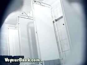 Женщина с волосатой пилоткой в душевой