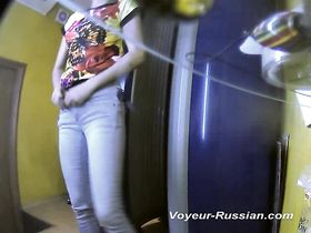 Богиня стриптиза даже в солярии эротично раздевается