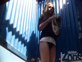 Юная красотка попалась на камеру