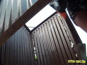 Красивая студентка с худой фигурой и классными сиськами переодевается в пляжной кабинке