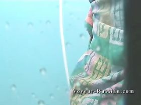 Женщина в возрасте моется в душе