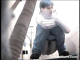 Тёлка на унитазе писает