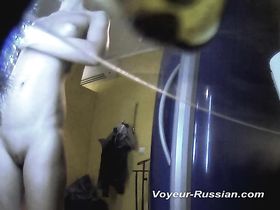 Девушка с красивым телом хорошо позирует на камеру