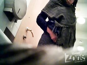 Женщина в очках заглянула в туалет и решила справить свое дело пока свободно