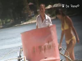 Нудистский пляж полон обнаженных людей