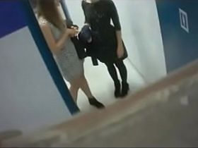 Парень закрылся в туалете и снимает писающих телок в  соседних кабинках