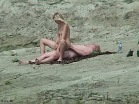 Далеко на пляже двое голых занимались страстным сексом, пока кто-то подсматривал