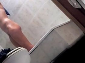 Скрытая камера в ванной комнате на которую попалась женщина бреющая свою пизду