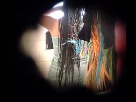 Голая девушка в очках попалась на скрытую камеру в щели стены