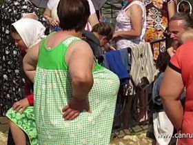 Почти голые старые бабки ныряют в озеро и иногда можно увидеть сиськи