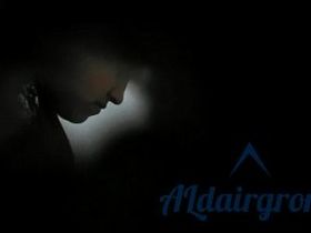 Мало что видно через щель в туалете, пока девушка зашла пописать