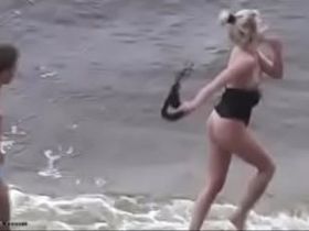 Парочка трахается на пляже, пока кто-то снимает их на дешевую камеру