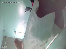 Худая взрослая женщина в раздевалке попалась на камеру