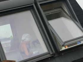 Парень подглядывает в окно и снимает на камеру взрослую женщину в спальне