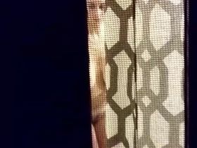 Парень шпионит за своей сестрой в душе и снимает на камеру