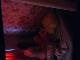 Девушка подсматривает как ее брат трахает ее подругу и снимает на камеру