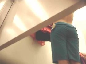 Сотрудник магазина одежды заснял на камеру как несколько телок переодеваются в кабинках