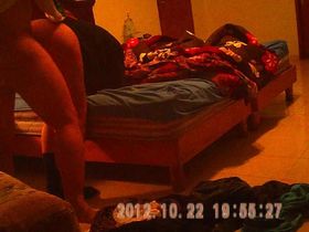 Камера в отеле засекла как пара трахается на кровати раком