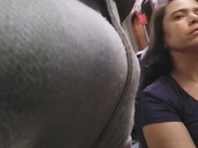 Взрослая женщина с большой грудью смотрит на дроченный хуй в штанах у парня