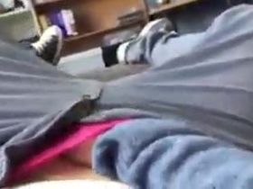 Молодая девушка мастурбирует засунув руку глубоко в штаны