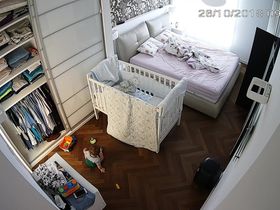 Голая мамаша собирает игрушки по всей комнате на камеру от мужа