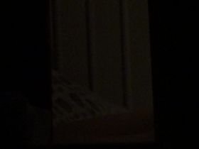 Порой подглядывать в щель в стене бывает очень интересно, особенно за красоткой