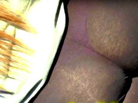 Шикарная юная девушка в лосинах попалась на камеру чувака на улице