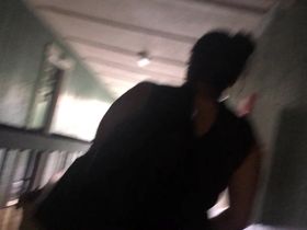 Парень следует с камерой в руках за свое очаровательной соседкой в черном платье