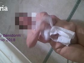 Полная женщина с обвисшими сиськами вытирается после душа напротив скрытой камеры