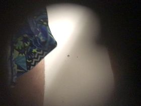 Молодые студенты ебутся в кабинке для переодеваний напротив скрытой камеры