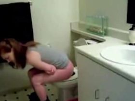 Парень шпионит за своей девушкой даже в туалете снимая как она срет
