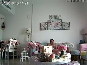 Одна армянка сидит голой на диване и мастурбирует смотря порно