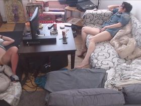 Парень дрочил свой хер, пока женщина напротив мастурбировала смотря фильм