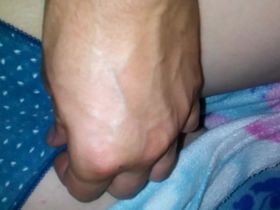 Парень снимает на камеру пизду свое подруги и слегка дрочит ей