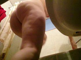 Русская женщина на скрытой камере моется в душе не подозревая о съемке