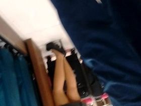 Парень в магазине заснял одну красотку в узкой юбке с длинными ногами