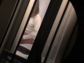 Девушка решила подсмотреть за одной красоткой через окно пока та переодевалась