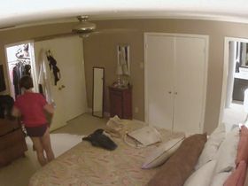 Сосед поставил скрытую камеру в доме и заснял на нее как женщина переодевается